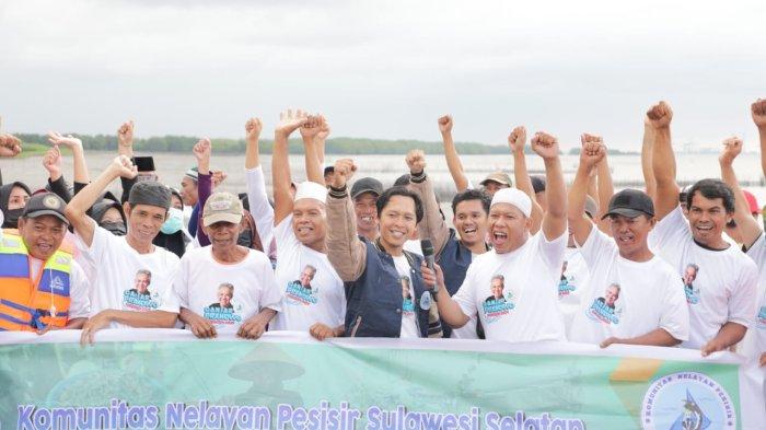 Komunitas Nelayan Pesisir Makassar, Sulawesi Selatan mendeklarasikan dukungan untuk Gubernur Jawa Tengah Ganjar Pranowo, di kawasan Ekowisata Mangrove Lantebung, Tamalanrea, Kota Makassar, Sulawesi Selatan (Sulsel), dengan harapan Ganjar Pranowo memenangkan ajang Pilpres 2024 lantaran terpincut dengan sejumlah program yang dinilai mensejahterakan nelayan, Rabu (21/9/2022).