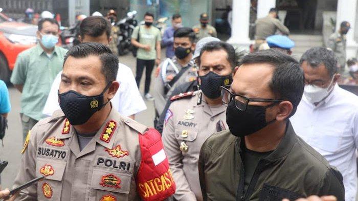 Wali Kota Bogor Bima Arya (kanan) apresiasi Polrestra Bogor Kota dalam mengungkap identitas rombongan pengendara moge yang melanggar ganjil genap dan PPKM mikro di Puncak
