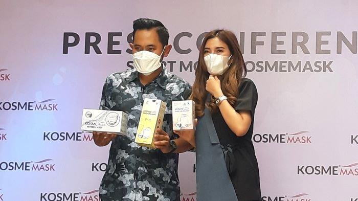 Juragan 99 yakni pasangan Gilang Widya Pramana dan Shandy Purnamasari saat mengenalkan film pendek Ibuku yang Cerewet di kawasan Kemang, Jakarta Selatan, Kamis (4/3/2021).
