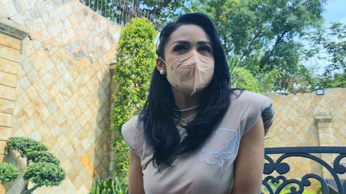 Krisdayanti merayakan ulang-tahun ke-46 di rumahnya, kawasan Cilandak, Jakarta Selatan, Rabu (24/3/2021) siang. Selama 10 tahun menikah dengan Raul Lemos, baru sekali ini Krisdayanti ulang-tahun tanpa ditemani suaminya itu.