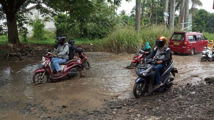 Kubangan air di Jalan Raya Bojonggede arah Citayam membahayakan keselamatan pengguna jalan.