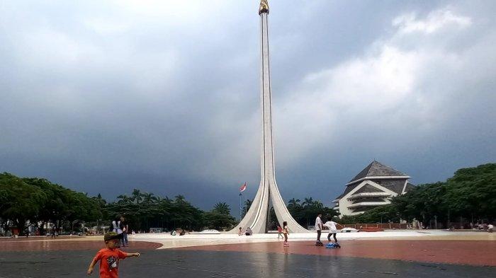 Kawasan rekreasi Taman Mini Indonesia Indah (TMII), Cipayung, Jakarta Timur, kembali dibuka untuk masyarakat yang ingin menikmati libur Lebaran 2022.