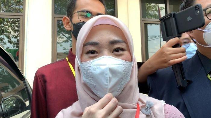 Penulis buku Larissa Chou saat hadir di Pengadilan Agama Cibinong, Kabupaten Bogor, Jawa Barat, Rabu (16/6/2021). Pernikahan Larissa Chou dan Alvin Faiz dinyatakan berakhir lewat perceraian.