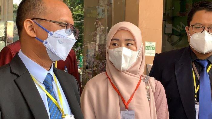 Penulis buku Larissa Chou saat hadir di Pengadilan Agama Cibinong, Kabupaten Bogor, Jawa Barat, Rabu (16/6/2021). Pernikahan Larissa Chou dan Alvin Faiz dinyatakan berakhir lewat perceraian, Rabu siang ini.