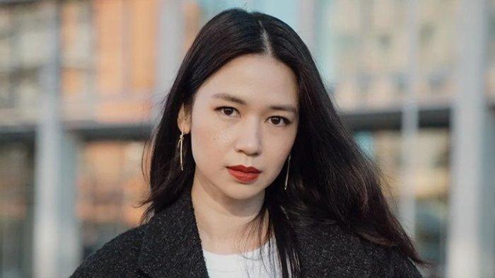 Laura Basuki menerima penghargaan Silver Bear untuk kategori Pemeran Pendukung Terbaik di Festival Film Berlin (Berlinale) 2022 di Berlin, Jerman, lewat film Before Now and Than garapan sutradara Kamila Andini, Rabu (16/2/2022).