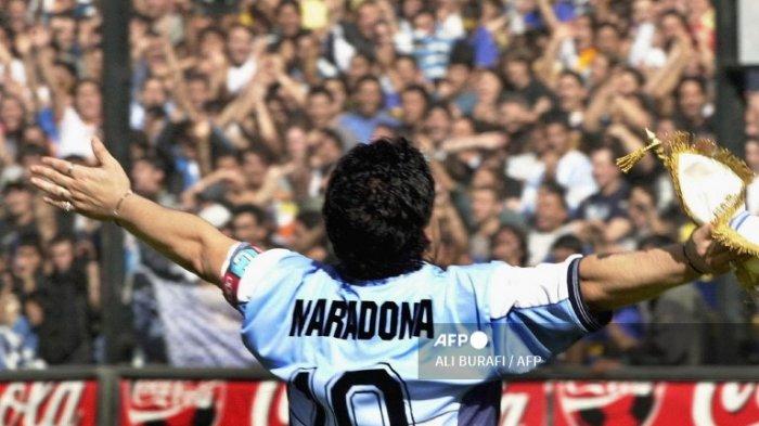 Pada file foto ini diambil pada tanggal 09 November 2001 Bintang sepak bola Argentina Diego Maradona menyapa publik di stadion