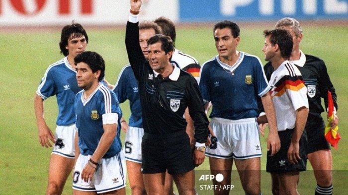 Dalam foto file ini diambil pada 8 Juli 1990 wasit Meksiko Ernesto Codesal Mendez memberikan kartu kuning kepada gelandang Argentina Diego Armando Maradona (kiri) di Roma, Italia, selama final sepak bola Piala Dunia antara Argentina dan Jerman Barat. Legenda sepak bola Argentina Diego Maradona telah meninggal pada usia 60 tahun, juru bicaranya mengumumkan pada 25 November 2020.