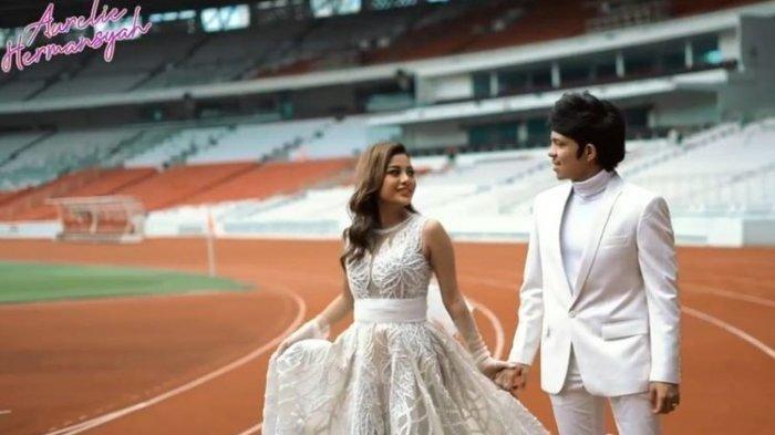Aurel Hermansyah dan Atta Halilintar saat foto prawedding di Stadion Utama Gelora Bung Karno, Senayan, Jakarta Pusat. Mereka akan menikah Sabtu (3/4/2021).