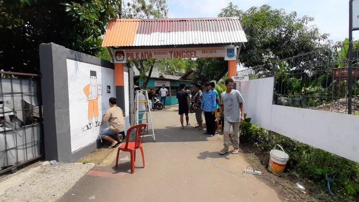 Warga Jalan Alvania 3 Atas, RT 02, RW 01, Pondok Ranji, Ciputat Timur, Kota Tangerang Selatan (Tangsel) sibuk merias gapura yang disertakan dalam lomba merias gapura Pilkada 2020 Kota Tangsel. (Warta Kota/Rizki Amana)