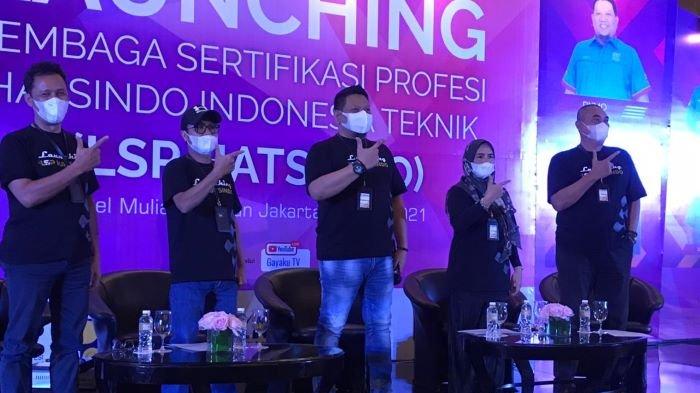 Untuk bisa bersaing secara internasional, tenaga kerja teknik konstruksi Indonesia perlu memiliki sertifikat. Di 2021 ini pemerintah menargetkan 6 juta tenaga kerja konstruksi tersertifikat. LSP Hatsindo memberikan pelayanan dalam hal pengurusan sertifikasi tenaga kerja di sektor jasa konstruksi.