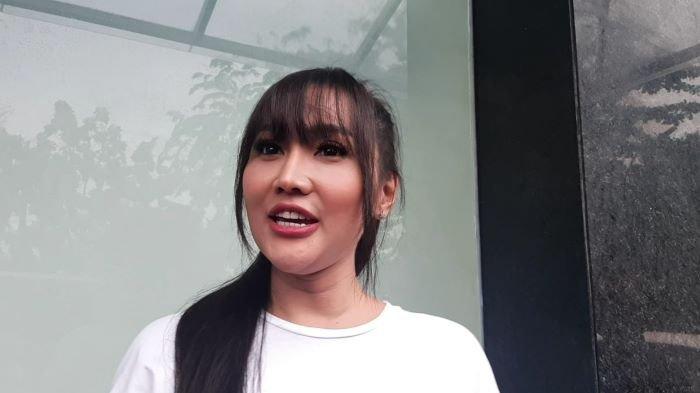 Lucinta Luna di kawasan Lebak Bulus, Jakarta Selatan, Senin (1/11/2021). Lucinta Luna mengatakan, aksinya yang mengaku laki-laki bernama Muhammad Fatah hanyalah prank.