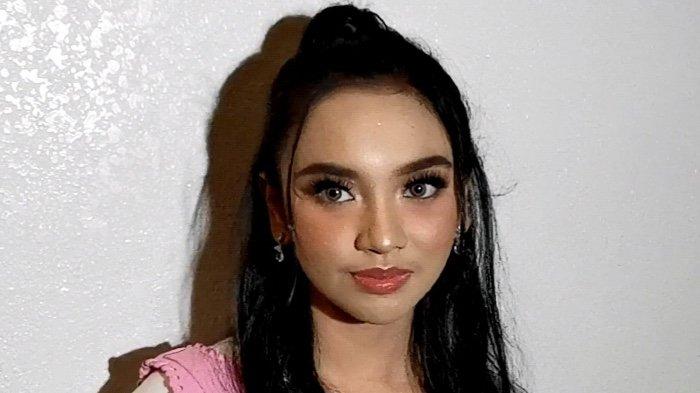 Penyanyi Lyodra Ginting di kawasan Kebon Jeruk, Jakarta Barat, Kamis (22/9/2022) malam. Lyodra Ginting mengaku menerima pemain sinetron Riza Syah sebagai kekasihnya sejak 10 bulan lalu.