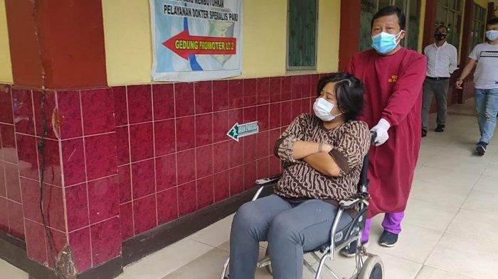 MA (21)
tersangka kasus asusila di Halte Senen dibawa ke RS Polri Kramat Jati untuk menjalani pemeriksaan kejiwaan. Selasa (26/1).