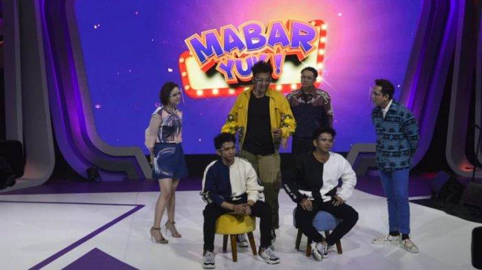 Presenter Gilang Dirga, Andhika Pratama dan Uus, serta Amanda Manoppo ketika memandu program Mabar Yuk. Variety Show Mabar Yuk kembali hadir pada Kamis-Jumat (24-25/9/2020) pukul 18.30 WIB di NET.