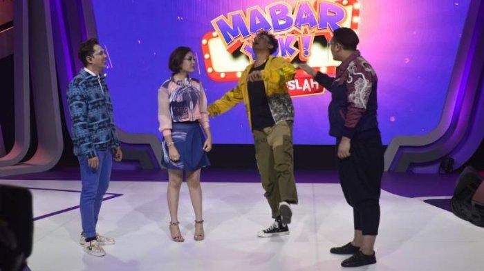 Presenter Gilang Dirga, Andhika Pratama dan Uus, serta Amanda Manoppo ketika memandu program Mabar Yuk. Variety Show Mabar Yuk kembali hadir pada Kamis-Jumat (24-25/9/2020) pukul 18.30 WIB di NET.