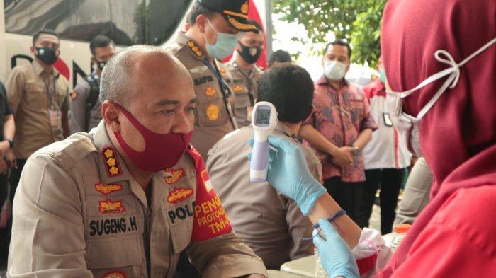 Dalam rangka menyambut HUT Bhayangkara ke-74 dan Hari Kesatuan Gerak Bhayangkari (HKGB) ke-68 seluruh Satuan Kerja (Satker), Mabes Polri menggelar donor darah serentak bersama PMI Kota Tangerang pada Sabtu (27/6/2020).