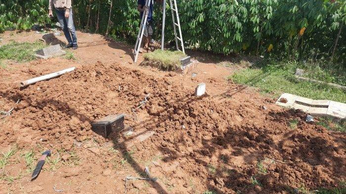 Makam korban rudapaksa yang digilir oleh sekolompok pemuda Desa Cihuni, Pagedangan, Kabupaten Tangerang.