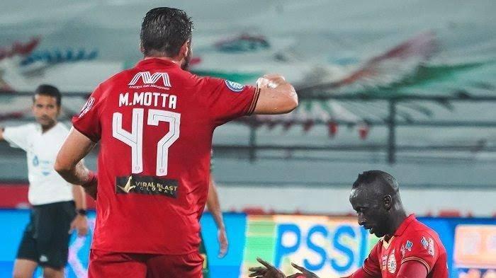 Makan Konate lakukan selebrasi usai cetak gol saat Persija Jakarta menang 4-0 Tira Persikabo pada pekan 31 Liga 1 2021 di Stadion Kapten I Wayan Dipta, Gianyar, Bali, Minggu (13/3/2022), pukul 20.45 WIB.