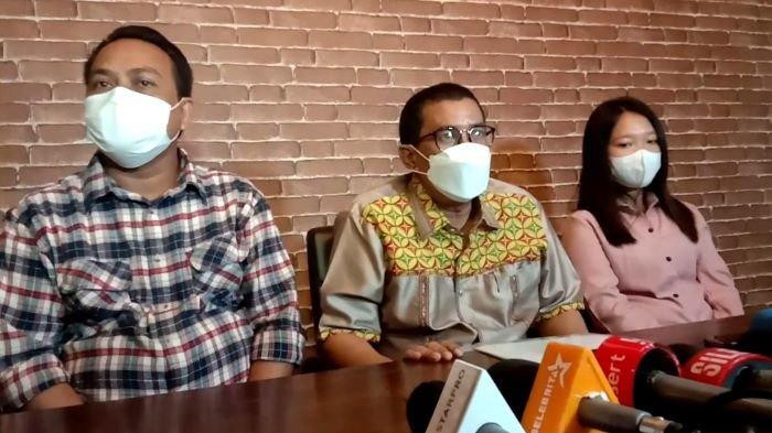 Lia (paling kanan), mantan pengasuh anak yang bekerja di rumah Nindy Ayunda, mengaku pernah disekap orang saat bicara di kawasan Antasari, Cipete, Jakarta Selatan, Senin (14/6/2021). Orang yang menyekap Lia itu diduga suruhan Nindy Ayunda.