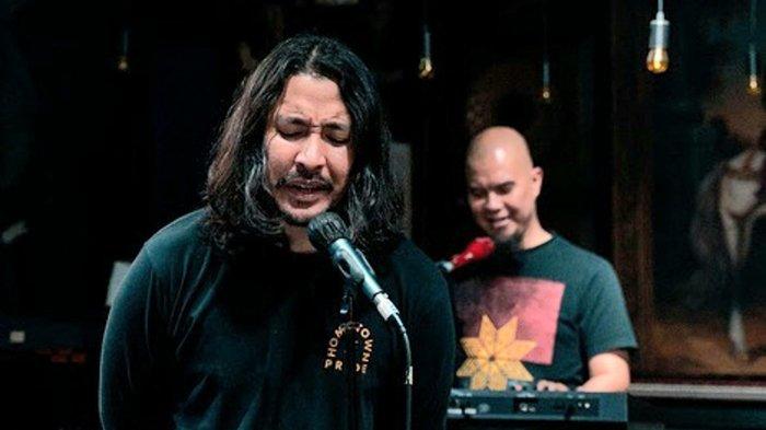 Musisi Marcello Tahitoe alias Ello mengumumkan sebagai vokalis baru Band Dewa 19 melalui akun media sosialnya, Senin (28/2/2022). Ello terlihat sedang latihan bersama Ahmad Dhani, pentolan Dewa 19.