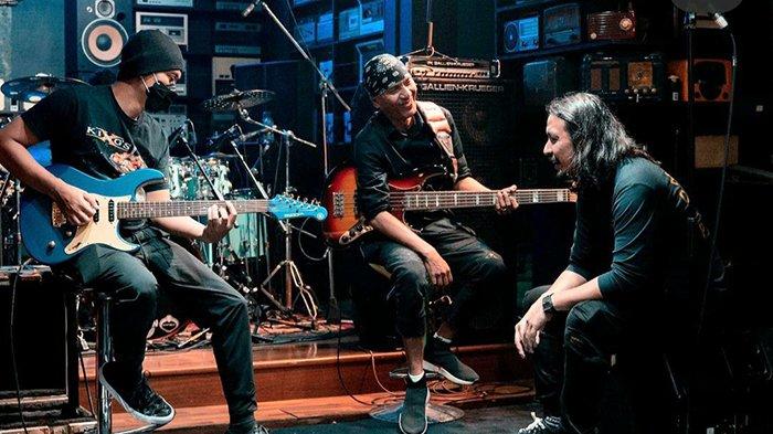 Musisi Marcello Tahitoe alias Ello mengumumkan sebagai vokalis baru Band Dewa 19 melalui akun media sosialnya, Senin (28/2/2022). Ello terlihat sedang latihan bersama Andra Ramadhan dan Yuke Sampurna, gitaris dan bassis Dewa 19.