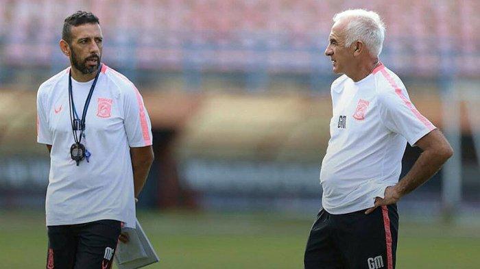 Marcos Gonzales (kiri) bersama pelatih Borneo FC Samarinda, Mario Gomez