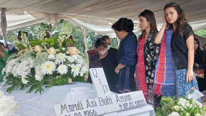 Pemain film Marsha Aruan dan Michelle Aruan, adiknya, mengantarkan jenazah Maruli Asi Budi Aruan, ayah mereka, ke tempat peristirahatan terakhir, Jumat (9/12/2022). Jenazah ayah Marsha Aruan dimakamkan di TPU Tanah Kusir, Kebayoran Lama, Jakarta Selatan.