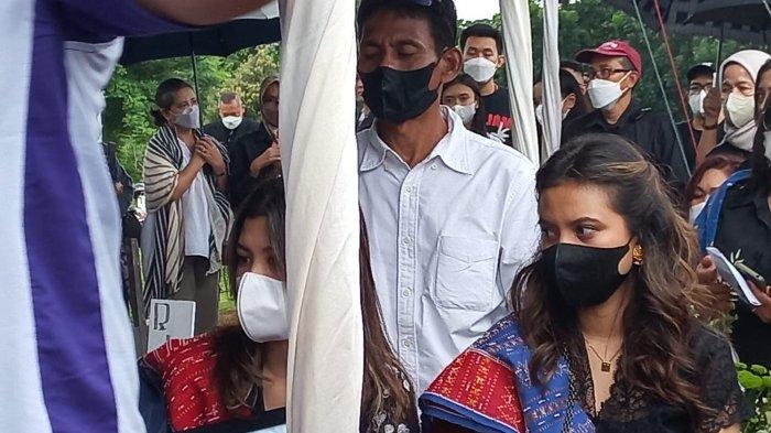 Pemain film Marsha Aruan dan Michelle Aruan, adiknya, mengantarkan jenazah Maruli Asi Budi Aruan, ayah mereka, ke tempat peristirahatan terakhir, Jumat (9/12/2022). Jenazah ayah Marsha Aruan dimakamkan di TPU Tanah Kusir, Kebayoran Lama, Jakarta Selatan.