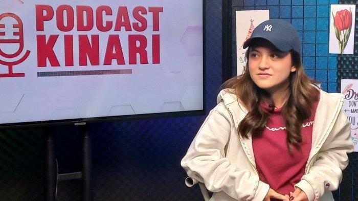 Pemain film Marsha Aruan berbincang di Warta Kota, Palmerah, Jakarta Pusat, Senin (5/12/2022), mengenalkan film Nagih Janji Cinta. Film garapan sutradara Rizki Balki dan Rumah Produksi PIM Pictures tersebut diputar di bioskop mulai Kamis (8/12/2022).