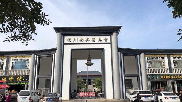 Masjid di China dilarang memasang warga dan dekorasi yang menunjukkan keislaman. Gambar yang dibagikan secara online oleh Christina Scott, wakil kepala misi Inggris di China, menunjukkan bahwa masjid telah dilucuti warna dan dekorasinya.