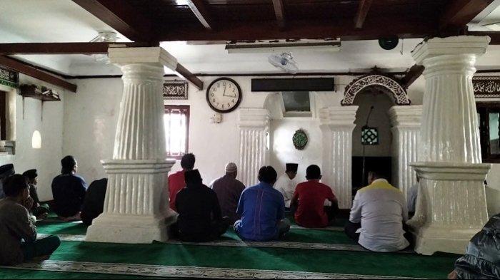 Warga Marunda sedang salat di Masjid Si Pitung.