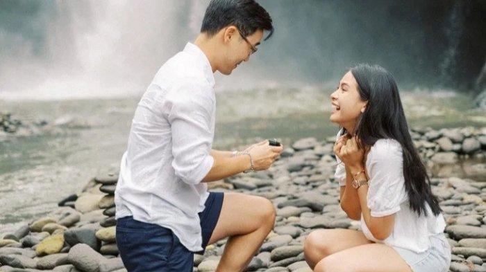 Maudy Ayunda membagikan foto saat dilamar dan diajak menikah Jesse Choi di akun media sosialnya, Kamis (26/5/2022). Pemain film Habibie dan Ainun itu terlihat mengunggah foto saat dilamar Jesse Choi di air terjun. Jesse Choi bahkan berlutut didepan Maudy Ayunda hingga memberikan cincin saat mengajak menikah.