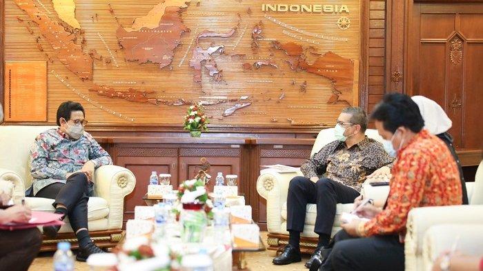 Menteri Desa, Pembangunan Daerah Tertinggal, dan Transmigrasi, Abdul Halim Iskandar bersama Direktur Kantor Perwakilan International Fund for Agricultural Development (IFAD) Indonesia, Ivan Cossio Cortez saat diskusi di Jakarta, Kamis (26/11/2020).