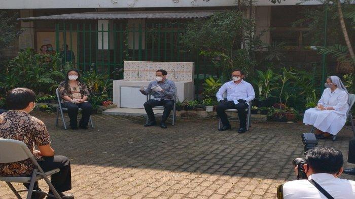 Mendikbud Nadiem Makarim didampingi Waki Kota Bogor Bima Arya Sugiarto berdialog dengan guru dan pengurus SMA Regina Pacis Bogor, Kamis, 30 Juli 2020