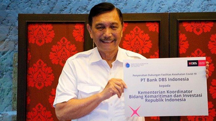 Menteri Koordinator Bidang Kemaritiman dan Investasi Jenderal TNI (Purn) Luhut Binsar Pandjaitan menunjukkan simbolisasi bantuan alat-alat kesehatan dari PT Bank DBS Indonesia di Jakarta, Kamis (14/5/2020).