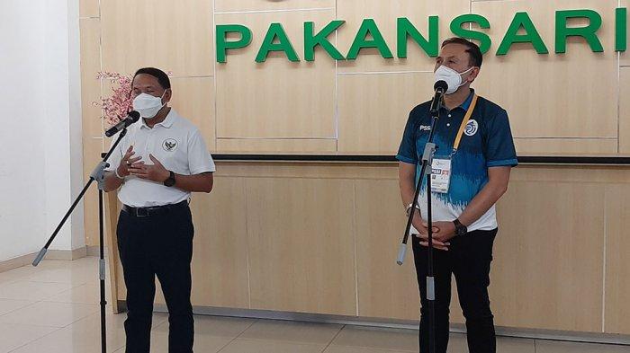 Ketua Umum PSSI Mochamad Iriawan (kanan) mendampingi Menpora RI Zainudin Amali meninjau pelaksanan prokes Covid-19 dan berlangsungnya pertandingan di Stadion Pakansari, Cibinong, Minggu (12/9/2021)