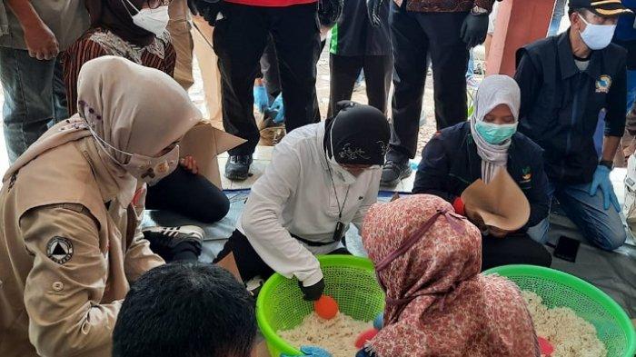 Menteri Sosial Tri Rismaharini, didampingi Bupati Jember, Faida, mengunjungi posko penanganan banjir di Desa Wonoasri, Kecamatan Tempurejo, Kabupaten Jember, Senin (18/1/2021).
