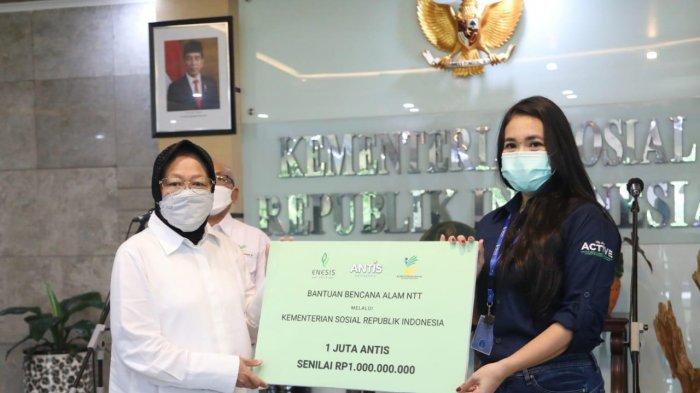 Menteri Sosial Tri Rismaharini saat menerima bantuan dari Enesis Group di ruang Lobi Kemensos, Salemba, Jakarta, Rabu (28/4/2021) pagi.