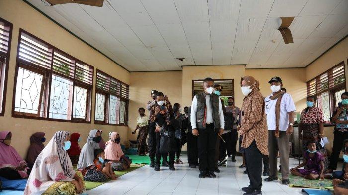 Untuk memastikan bantuan tersalurkan kepada warga terdampak banjir bandang di Nusa Tenggara Timur (NTT), Menteri Sosial Tri Rismaharini tak kenal lelah kembali kunjungi dua lokasi di NTT.