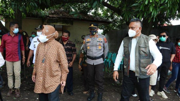 Untuk memastikan bantuan tersalurkan kepada warga terdampak banjir bandang di Nusa Tenggara Timur (NTT), Menteri Sosial Tri Rismaharini tak kenal lelah kembali kunjungi dua lokasi di NTT.
