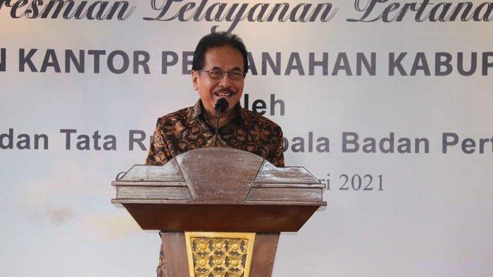 Menteri ATR/BPN Sofyan Djalil menjelaskan soal uji coba kebijakan sertifikat tanah elektronik di Indonesia tahun ini saat meresmikan Kantor BPN Cileungsi Kabupaten Bogor, Rabu (17/2/2021).