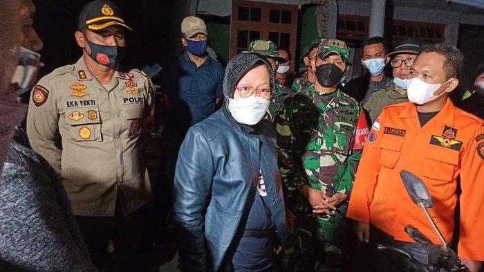 Menteri Sosial Tri Rismaharini berkoordinasi dengan pejabat setempat saat tiba di Malang, Jawa Timur, Minggu (11/4) dini hari. Mensos Risma juga bertemu langsung dengan para penyintas korban gempa di Malang, Jawa Timur.
