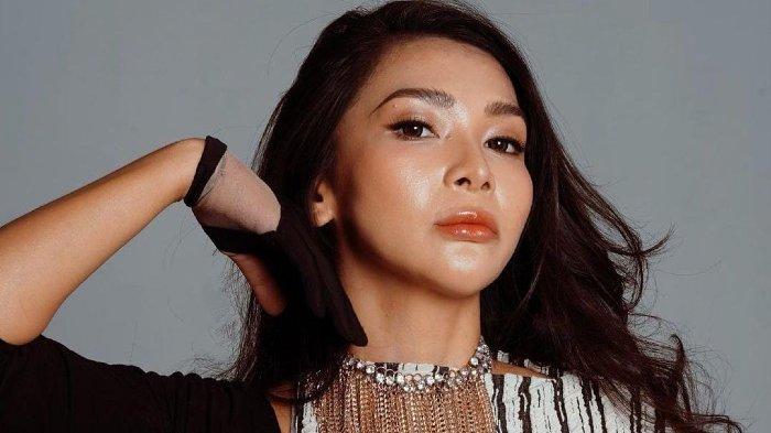 Penyanyi Mey Chan kembali bernyanyi setelah vakum lama dari industri musik Indonesia dan pindah ke Singapura pada 2017. Mey Chan yang populer setelah menjadi pasangan duet Maia Estianty di Duo Maia ini bernyanyi lagi sepulangnya ke Indonesia pada 2020.