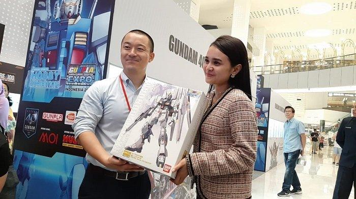 Michelle Ziudith mendapat koleksi terbatas robot Gundam dalam acara Gunpla Expo 2019 di Mall Of Indonesi, Kelapa Gading, Jakarta Utara, Sabtu (20/7/2019).