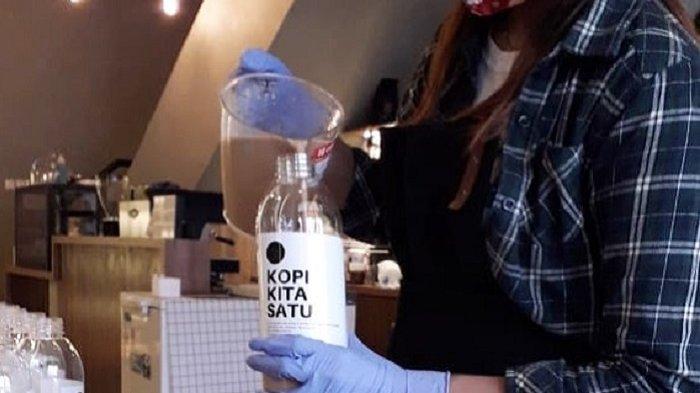 Minuman kopi ukuran botol 1 liter diminati pelanggan Kopi Kita Satu.