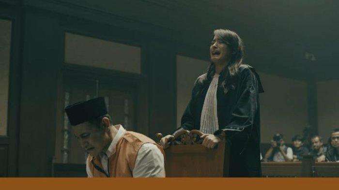 Setelah menyelesaikan proses syuting, film Miracle In Cell No 7 merilis foto-foto adegan secara ekslusif, Senin (11/5/2020). Di foto ini terlihat saat Vino Bastian sebagai Dodo Rojak beradu akting bersama Mawar de Jongh yang memainkan peran sebagai Kartika dewasa di gedung pengadilan.