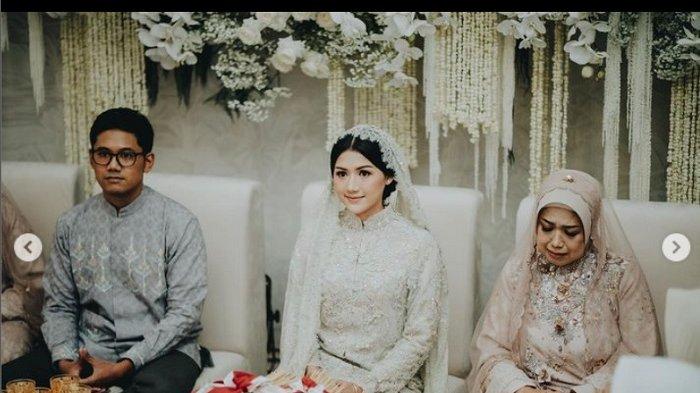 Erina Gudono (tengah) diantara salah satu kakaknya dan Sofiatun Gudono, ibunya.