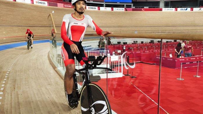 M. Fadli atlet para balap sepeda sedang mencoba latihan start di lintasan Izu Velodrome