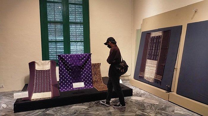 Koleksi kain di Museum Tekstil ada 2.500 helai yang berasal dari seluruh Indonesia.