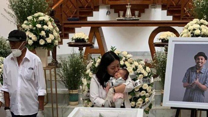 Mutia Ayu dan putri Glenn Fredly berada di dekat peti jenazah, Kamis (9/4/2020).